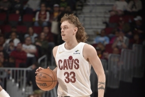 瀟灑！特雷弗斯背運(yùn)過人 隨后殺入籃下輕松打中