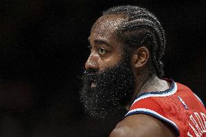 真想贏！哈登攻防兩端發(fā)力 連續(xù)拿分帶隊(duì)苦苦支撐