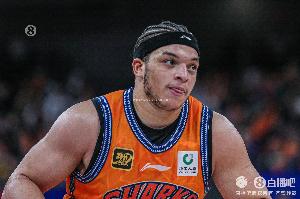 游刃有余！洛夫頓10中5拿到19分5板4助 正負(fù)值+17