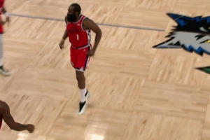 幸無大礙！哈登退防時疑似踩到愛德華茲腳 但繼續(xù)作戰(zhàn)