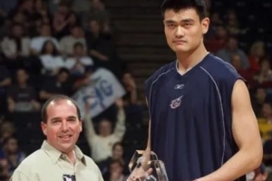 二十多年過去了，他還在前面給中國籃球指路