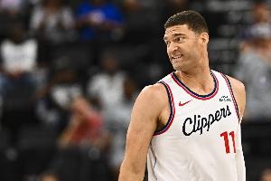 還是有貢獻(xiàn)的！大洛貼防蘭德爾到籃下送出遮天大帽