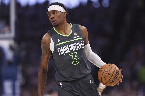 獲勝功臣！麥克丹尼爾斯13中10高效砍下27分 第三節(jié)5中5獨得12分