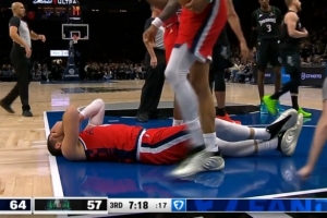 蘭德爾肘到祖巴茨吹后者防守犯規(guī) 快船挑戰(zhàn)成功改判進(jìn)攻犯規(guī)