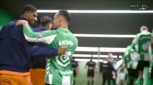 他鄉(xiāng)遇故知??安東尼賽前與拉什福德?lián)肀е乱?，“炸彈小?duì)”重逢