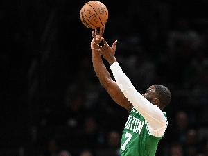 瀟灑！杰倫·布朗晃飛斯科蒂·巴恩斯 中投命中率隊打出8-0攻擊波