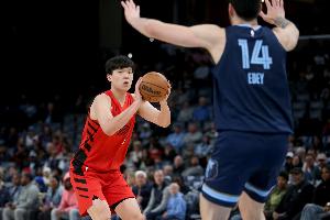 媒體人：這場球給斯普利特證明 楊瀚森有能力達到NBA輪換內(nèi)線要求