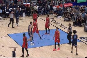 腳步太慢！首發(fā)的楊瀚森側(cè)移被吹阻擋 4分鐘不到累積2犯被換下場(chǎng)