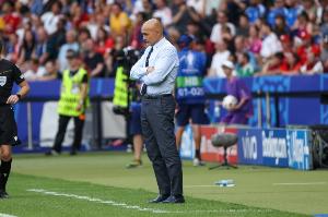 羅體：斯帕萊蒂在那不勒斯主場遭遇噓聲，抵達機場和酒店時也被噓