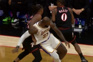 偷襲~馬克西身后突然包夾詹姆斯 完成一次搶斷