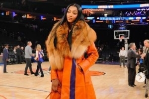 身材高挑！里斯穿尼克斯配色大衣觀戰(zhàn)NBA 緋聞男友為魔術(shù)的小卡特