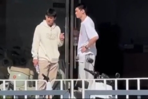 廣東男籃隊(duì)員標(biāo)配！王洪澤和陳家政一起去店里挑選小電驢