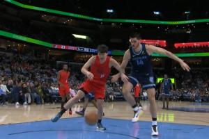 球沒拿穩(wěn)！楊瀚森搶籃板被埃迪掏掉 隨后又被砸到身上出界