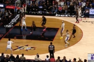 這球怎么說！東契奇籃下幾乎空籃沒出手 分拉拉維亞三分打鐵