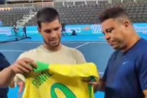 跨界交流??大羅與阿爾卡拉斯打網(wǎng)球，并贈(zèng)送簽名球衣