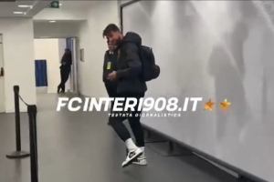 離開(kāi)球場(chǎng)時(shí)被問(wèn)及身體狀況，阿切爾比回答：一般般吧