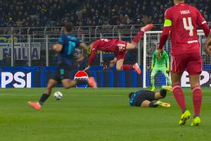 勞塔羅滑鏟鏟飛羅伯遜，裁判出示黃牌