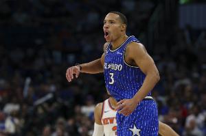 血虧！貝恩壓哨對(duì)阿德巴約三分犯規(guī) 后者2罰后搶板&鮑威爾轟三分