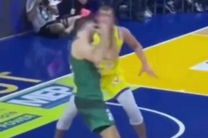 看球幾十年，第一次見到能這么造犯規(guī)的???