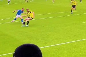 英乙球員這處理球泰然自若，進球從容不迫??