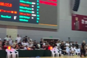 給機(jī)會(huì)不中用啊！張文逸絕殺出手走步，杜鋒無奈摸頭苦笑！