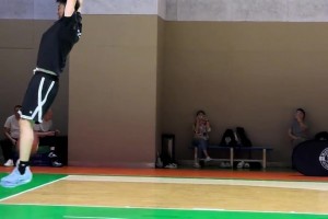 張鎮(zhèn)麟?yún)⒓踊顒?dòng)展示籃下腳步接雙手暴扣