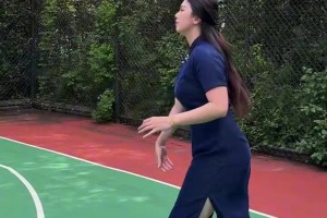 穿旗袍打球這韻味，肘子姐可太會(huì)整活了