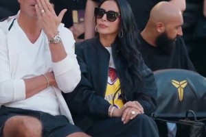 明顯瘦了啊~科嫂瓦妮莎與湖人GM佩林卡一起出席曼巴邀請(qǐng)賽