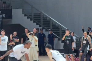 慈父嚴(yán)師?????利拉德指導(dǎo)女兒Kali運(yùn)球???♀?...