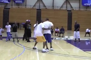 2011年籃球訓(xùn)練營，科比與一位球迷粉絲的單挑，各種教你做人