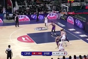 如今廣東球迷大喜！重溫下崔永熙此前名場面：單臂炸裂隔扣鄒雨辰