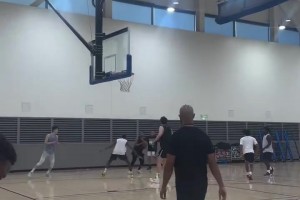 楊瀚森也在場(chǎng)上！郭昊文更新社交媒體，參加野球局送上一記背扣！