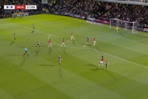 曼聯(lián)0-1落后英乙球隊！阿瑪?shù)峦Ｇ蚴д`被斷球，格林斯比反擊破門