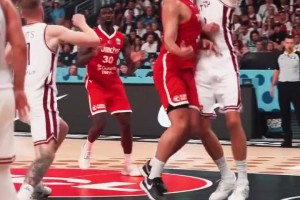 約老師都沒這手？申京假手遞手突破+腦后妙傳助攻隊友暴扣??