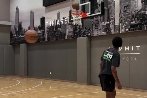 休賽期繼續(xù)精進！杰倫-布朗休賽期苦練翻身跳投技術(shù)