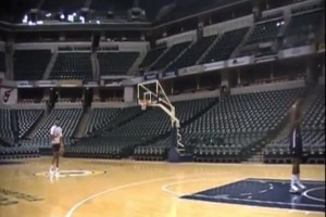 年輕時的保羅-喬治也很能跳啊，輕松飛躍2米18的希伯特單臂暴扣！