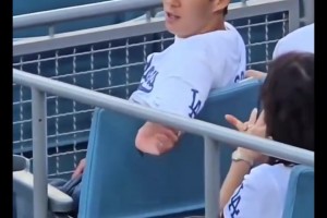 笑不活了！外網(wǎng)網(wǎng)友玩梗阿莫林?jǐn)[戰(zhàn)術(shù)板：原來他在織圍脖！