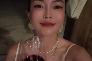 劉維偉糊涂??！劉維偉前妻曬照：和姐妹們?cè)隈R爾代夫過(guò)情人節(jié)~