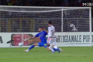 米蘭鎖定勝局！萊切后衛(wèi)頭球解圍失誤！普利西奇單刀打門得手！