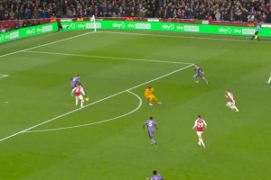 超級(jí)超級(jí)巨大失誤！馬丁內(nèi)利硬生生撞開(kāi)范迪克破門