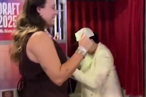 楊瀚森選秀后自拍亭拍照珍貴花絮：長太高了，沒拍到眼睛??