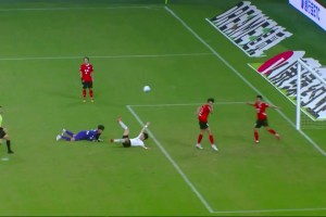 扳回一個！南通門將摘高空球脫手后犯規(guī)，蘇州隊老將王飛點射破門