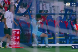 情緒崩潰！蘇超蘇州門將紀(jì)振勇超巨失誤后被換下徑直走回更衣室