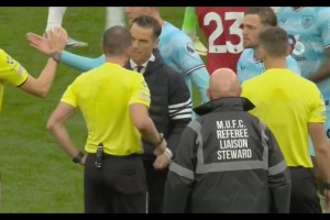 對判罰非常不滿！伯恩利主教練賽后找裁判理論！