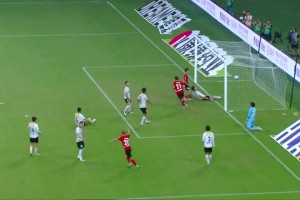 蘇超驚現(xiàn)超巨失誤??！蘇州隊門將秒變“排球二傳”助攻對手破門