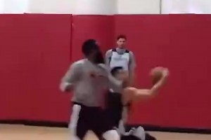 黃種人后衛(wèi)天花板？林書(shū)豪火箭時(shí)期與哈登隊(duì)內(nèi)單挑，晃飛登哥上籃