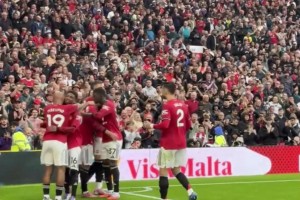 球迷瘋狂吶喊慶祝！現(xiàn)場拍攝B費(fèi)點(diǎn)球絕殺時刻！夢劇場瞬間沸騰！