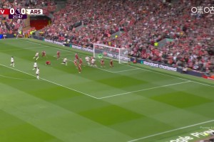 棍哥威脅十足！賴斯角球開出，馬杜埃凱后點(diǎn)撩射被撲