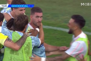 尤文打破僵局！弗拉霍維奇躍起頭球破門！科斯蒂奇角球助攻！