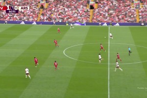 很關(guān)鍵啊！馬杜埃凱橫敲，戈麥斯搶在約克雷斯前把球破壞